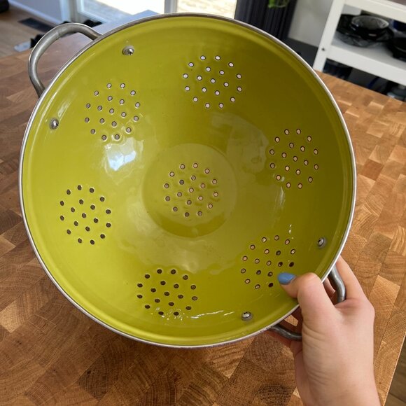 Vintage strainer in avocado green enamel (MCM/Retro style) - Picture 5 of 6